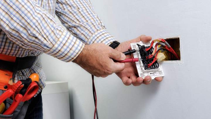 Professionnel de la remise aux normes électriques Abbeville